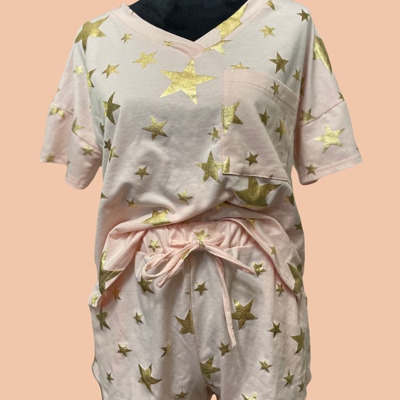 Size medium pink and gold printed star casual short and shirt set - Picture 5 of 6